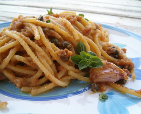 spaghetti con filetti di alici e pangrattato